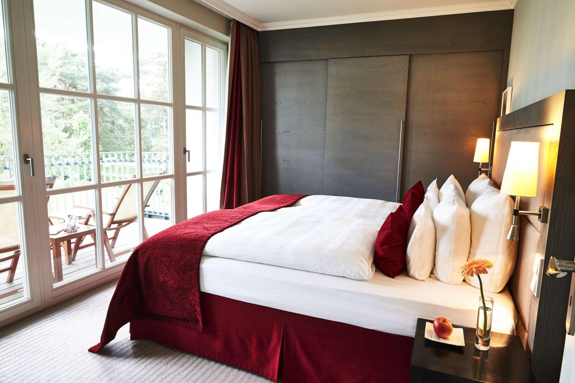 Steigenberger Grandhotel & Spa Heringsdorf Exterior foto A bed with a bed skirt
